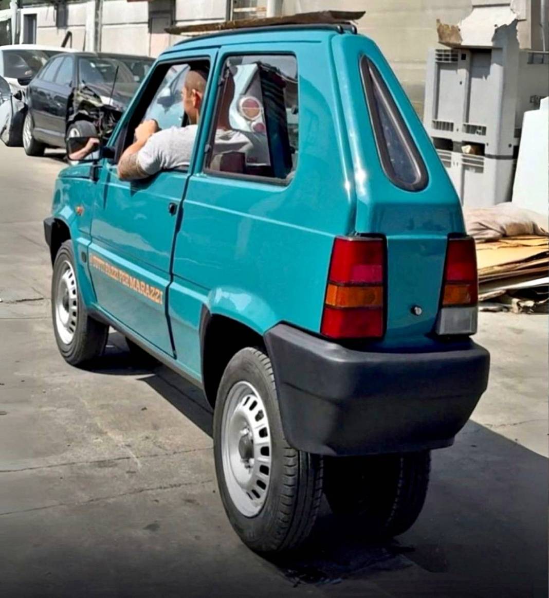 Karikatürden fırlamış gibi! 50 santimetrelik araçla park sorunu tarihe karışır 4